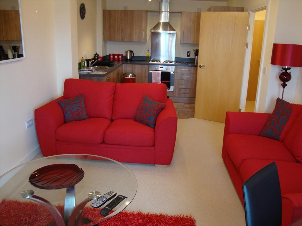 Riverbank Penthouse And Apartments Кардифф Номер фото